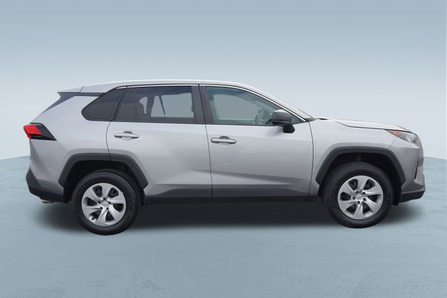 Used 2022 Toyota RAV4 LE image 9