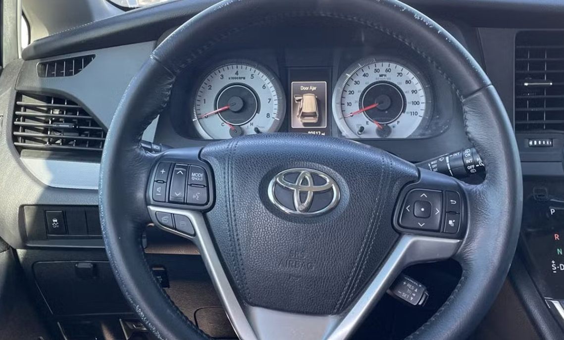 Used 2015 Toyota Sienna SE FWD image 7