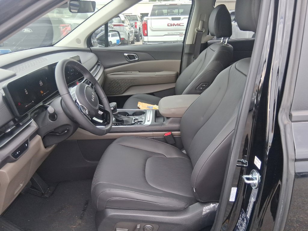 Certified 2026 Kia Carnival EX FWD image 11