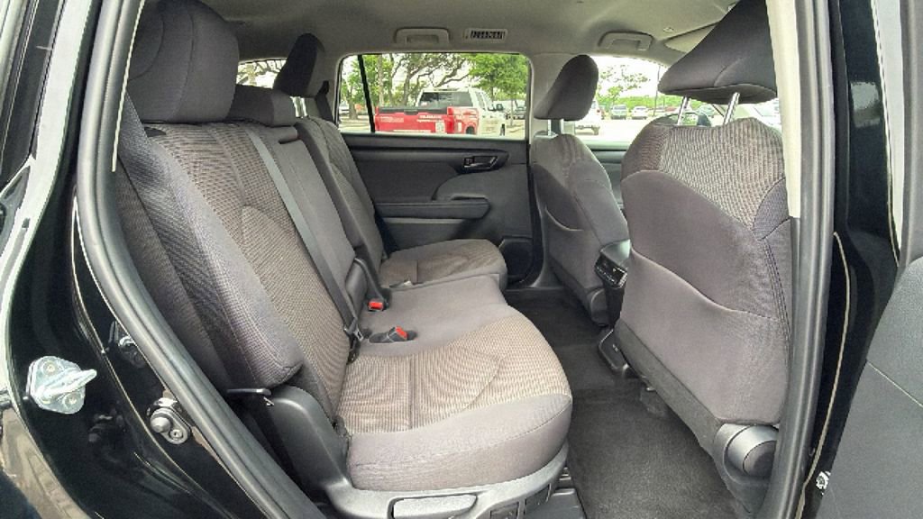 Certified 2025 Toyota Highlander LE image 38