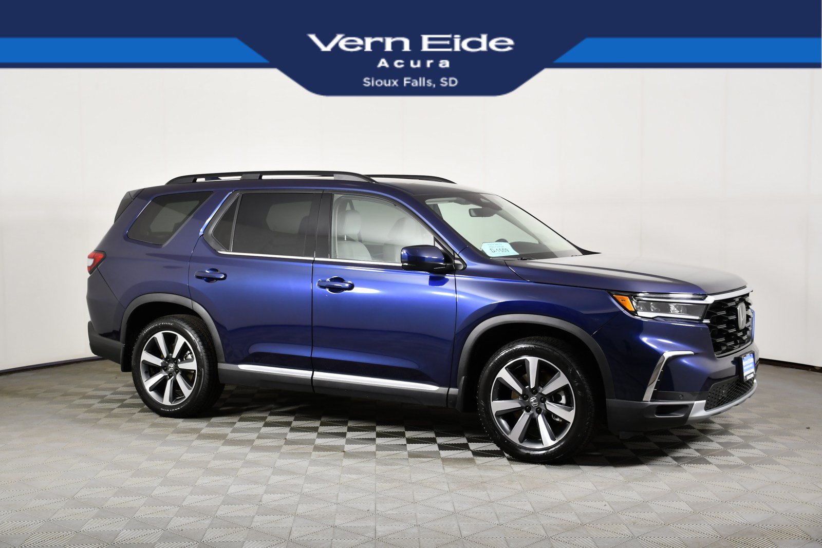 Used 2025 Honda Pilot Touring image 1