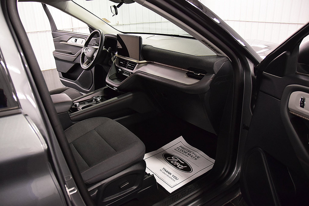 Used 2025 Ford Explorer Active AWD/4WD image 30