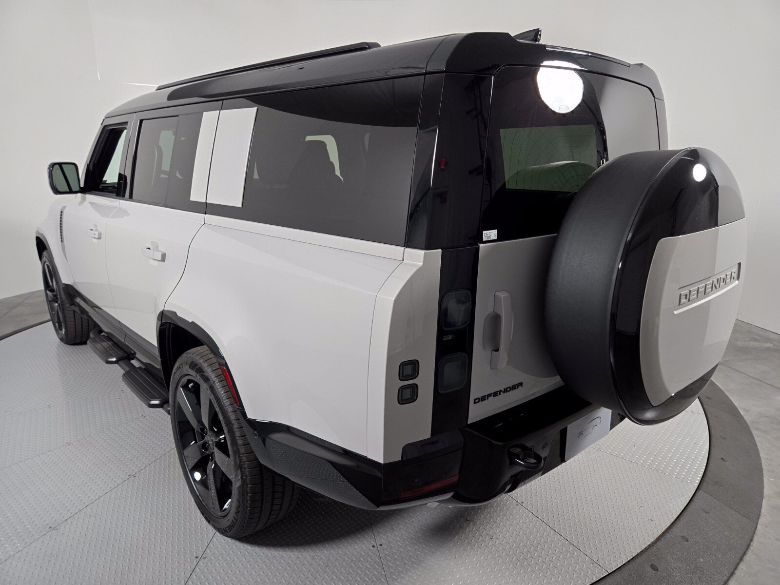 New 2026 Land Rover Defender 130 X-Dynamic SE AWD/4WD image 18