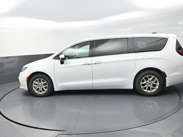 Used 2023 Chrysler Pacifica Touring-L FWD image 4