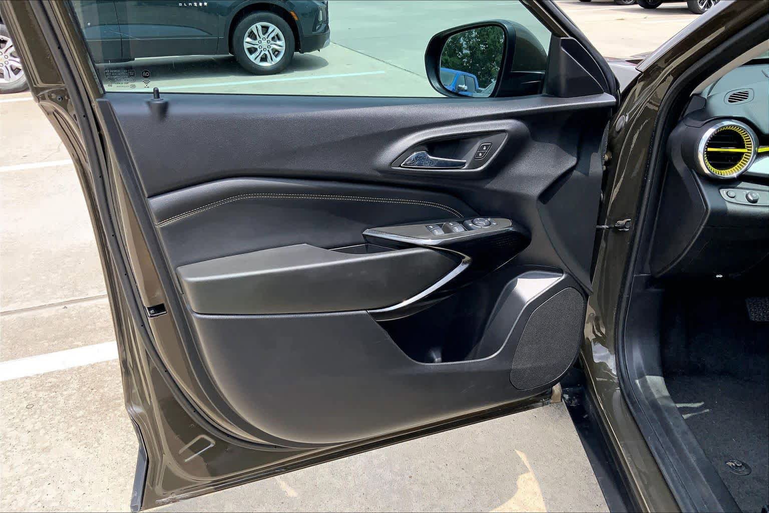 Used 2024 Chevrolet Trax LT w/ Sunroof Package FWD image 22