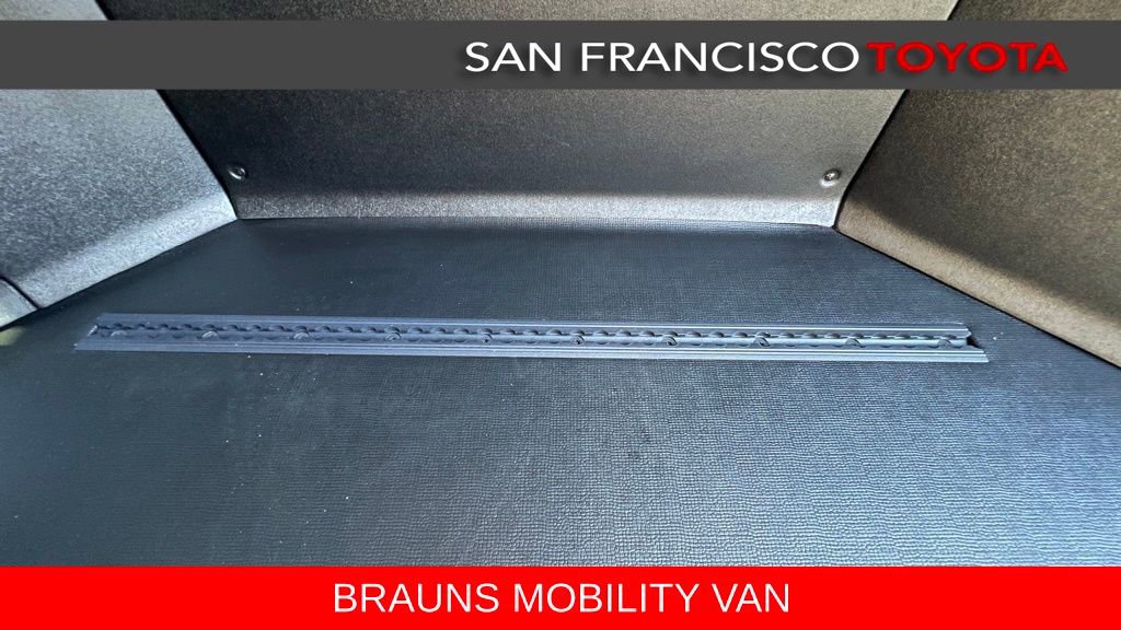 Used 2026 Toyota Sienna XLE FWD image 23