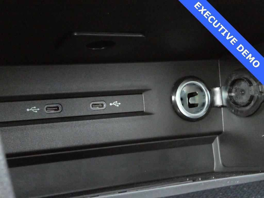 Certified 2025 Volkswagen Taos SE image 14