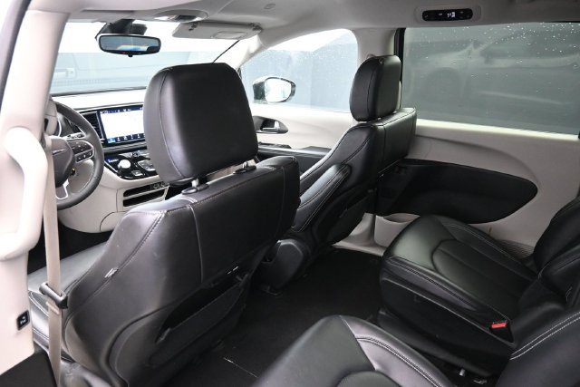 Used 2024 Chrysler Pacifica Limited FWD image 32