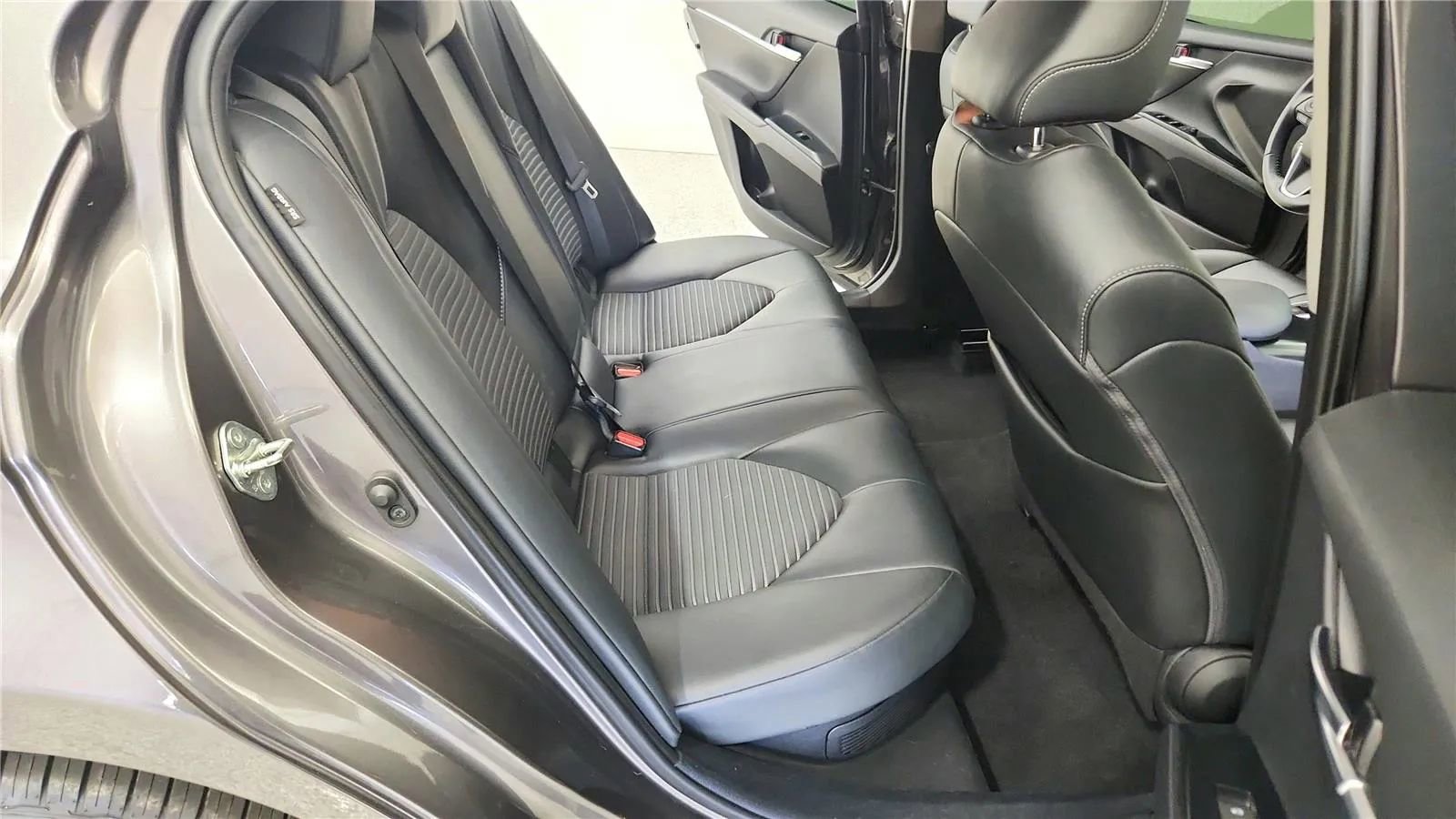 Used 2020 Toyota Camry SE image 36