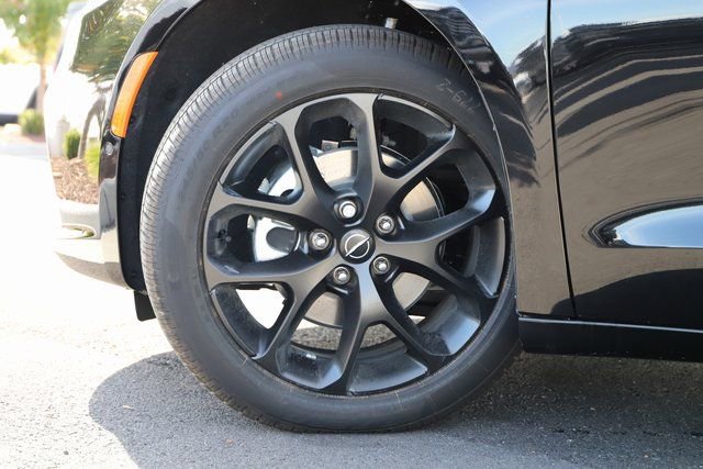 New 2026 Chrysler Pacifica Limited w/ S Appearance Package image 2