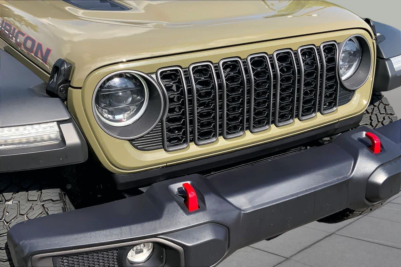 Used 2025 Jeep Gladiator Rubicon w/ Convenience Group AWD/4WD image 30