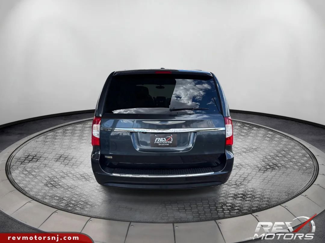 Used 2014 Chrysler Town & Country Touring image 4