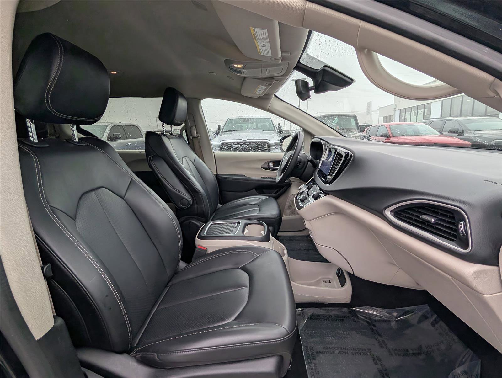 Used 2023 Chrysler Pacifica Touring-L image 10