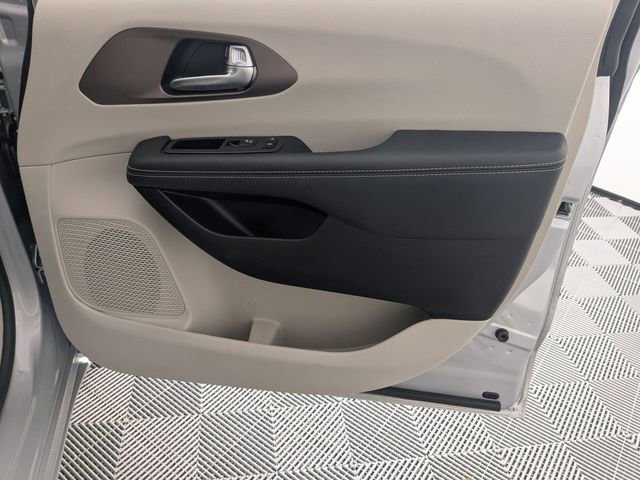 Used 2024 Chrysler Voyager LX image 33