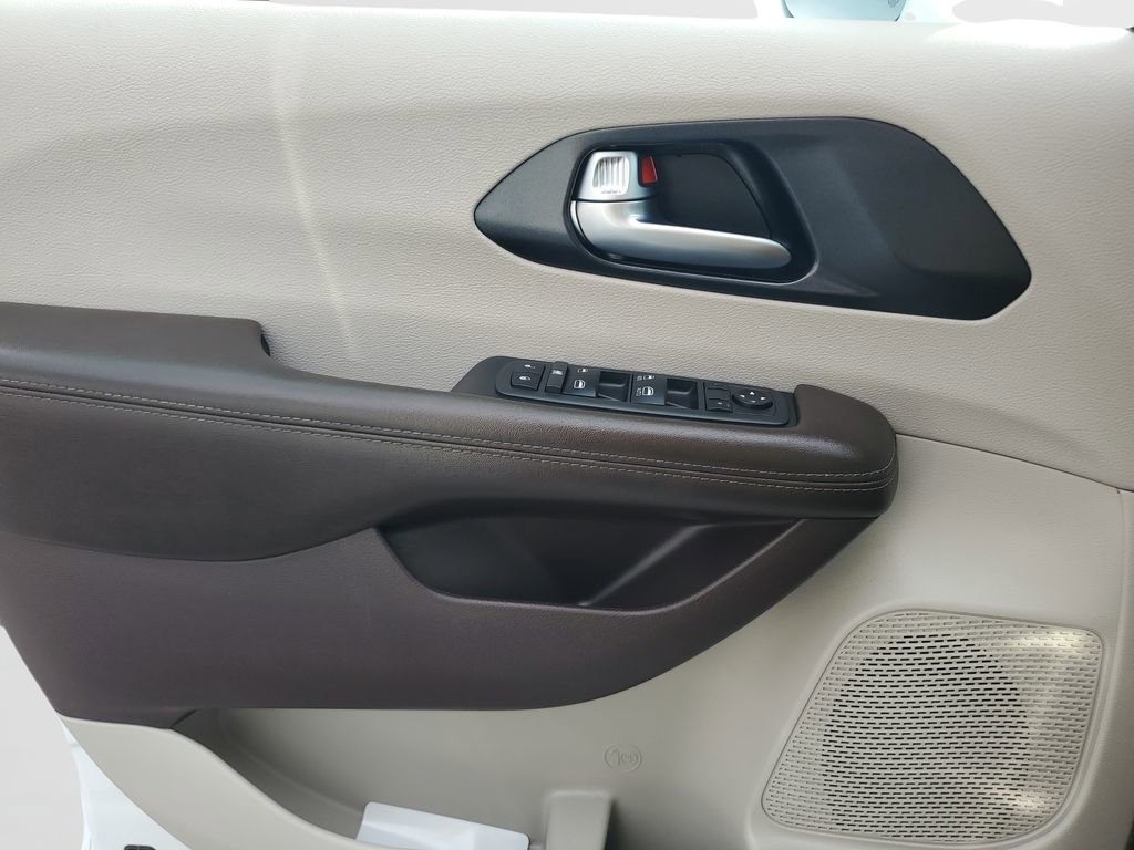 Used 2021 Chrysler Pacifica Touring image 19