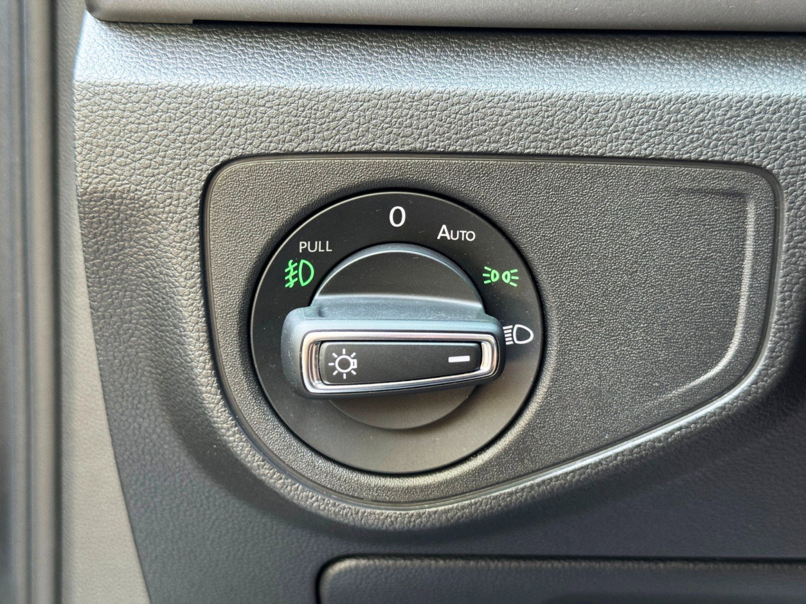 Used 2018 Volkswagen Atlas SE image 16