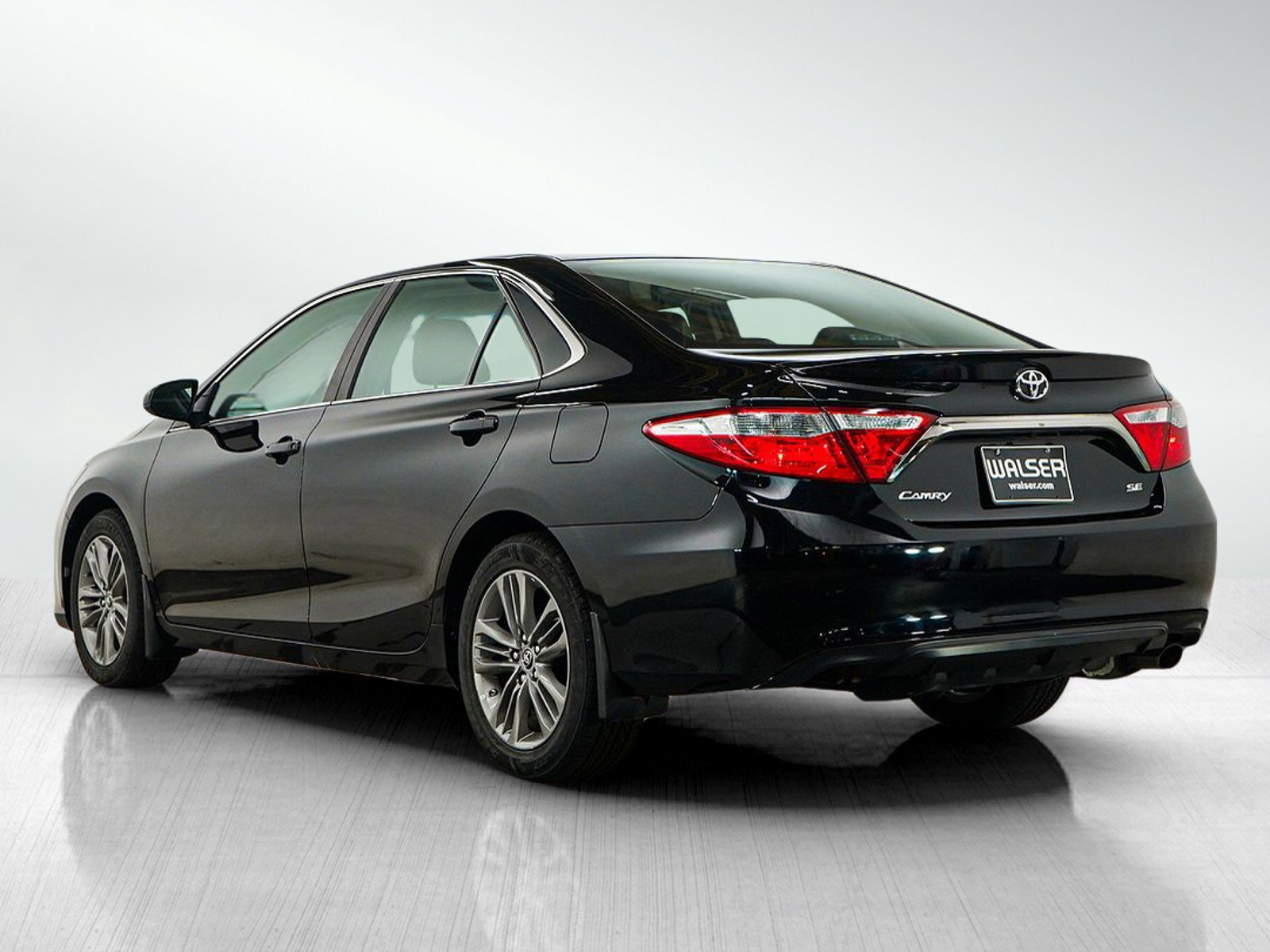 Used 2015 Toyota Camry SE FWD image 3