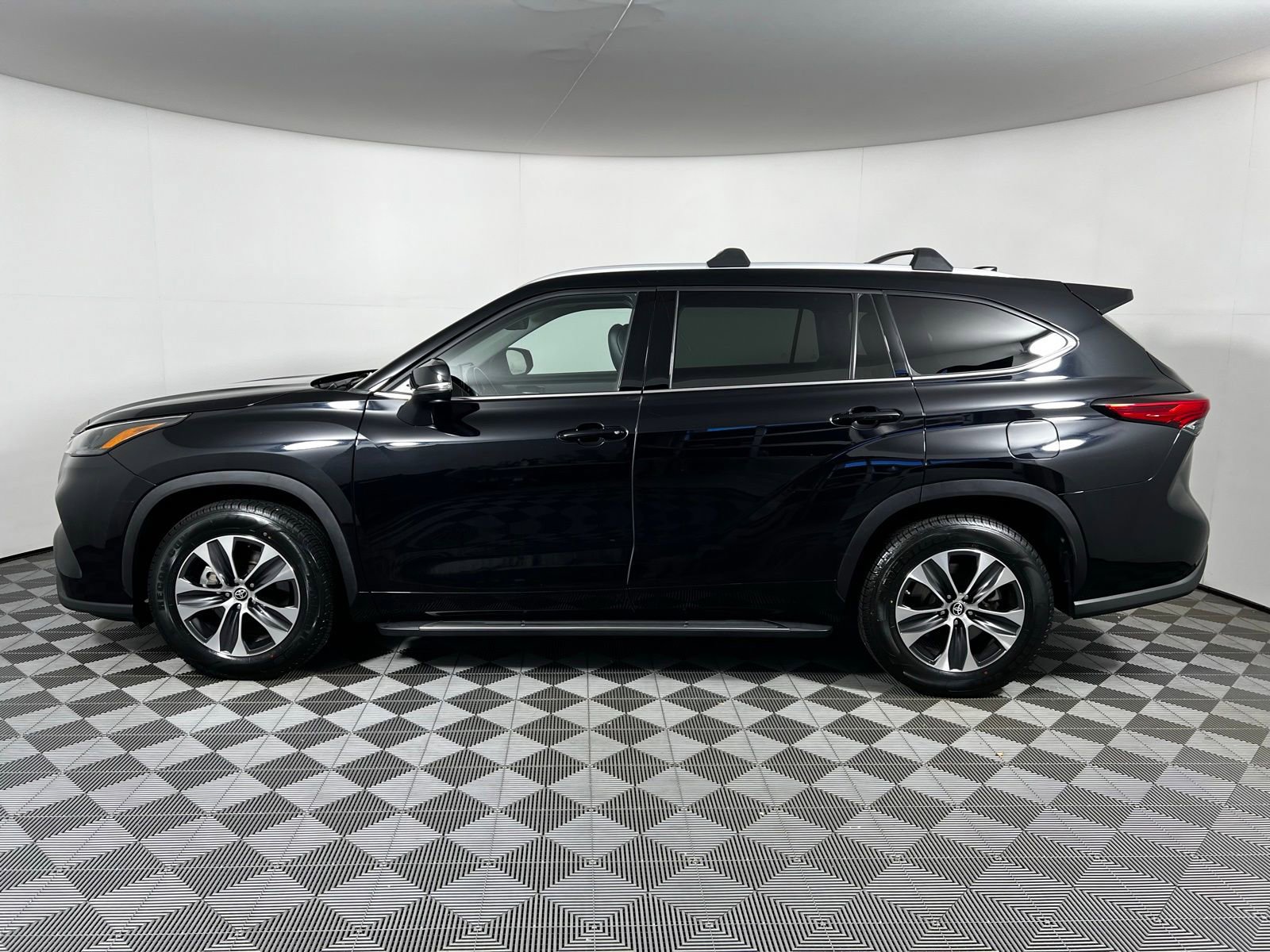 Used 2022 Toyota Highlander XLE FWD image 8