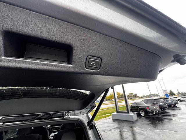 Used 2025 Chevrolet Traverse LT image 10