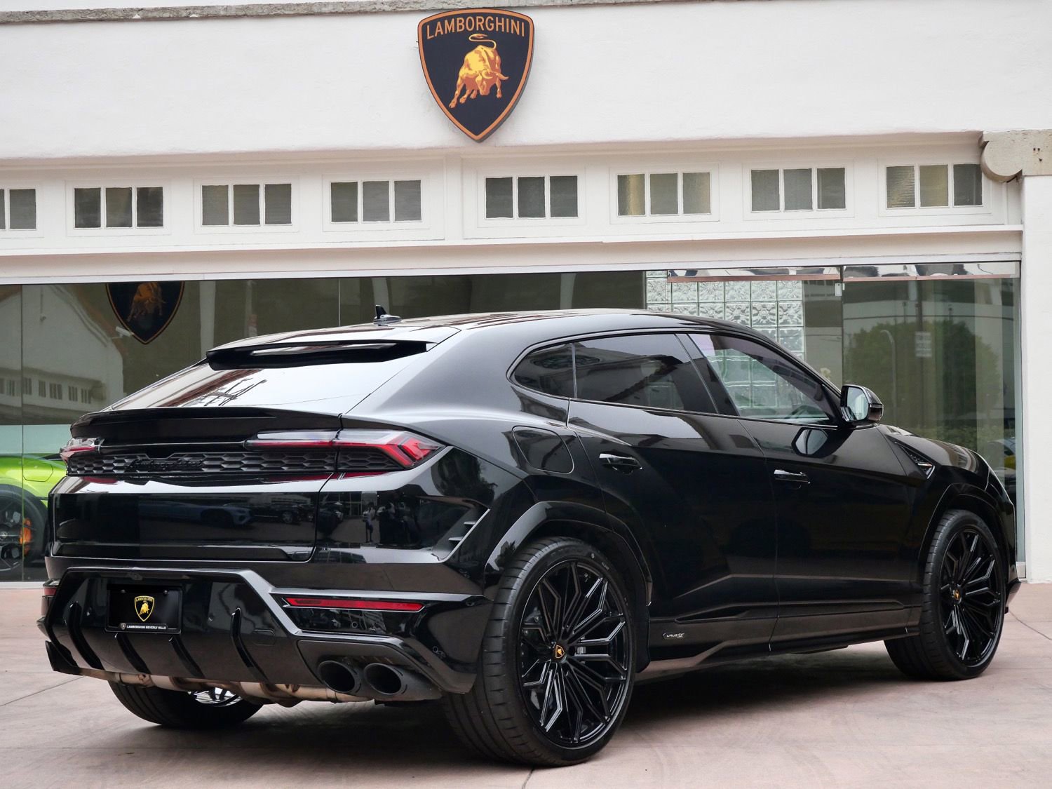 Used 2025 Lamborghini Urus SE AWD/4WD image 3