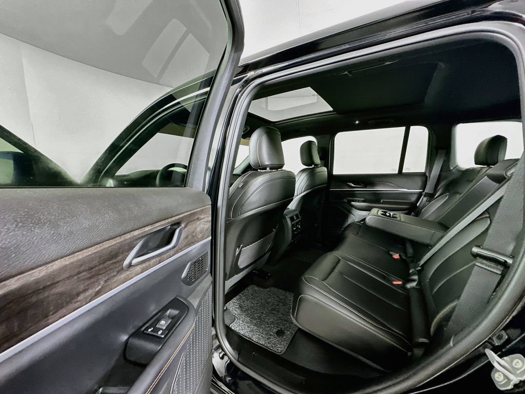 Used 2026 Jeep Grand Cherokee Limited AWD/4WD image 17