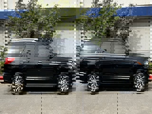 Used 2018 Lincoln Navigator Premiere image 3