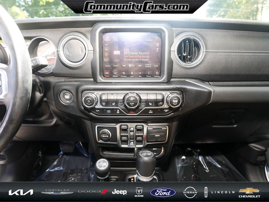 Used 2022 Jeep Wrangler Unlimited Sahara w/ Cold Weather Group image 16