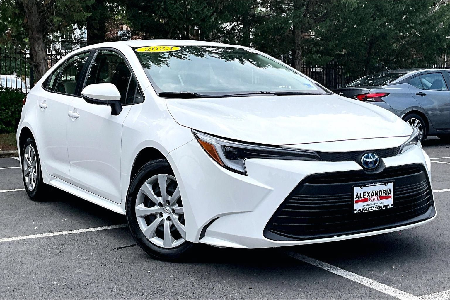 Used 2023 Toyota Corolla LE FWD image 2