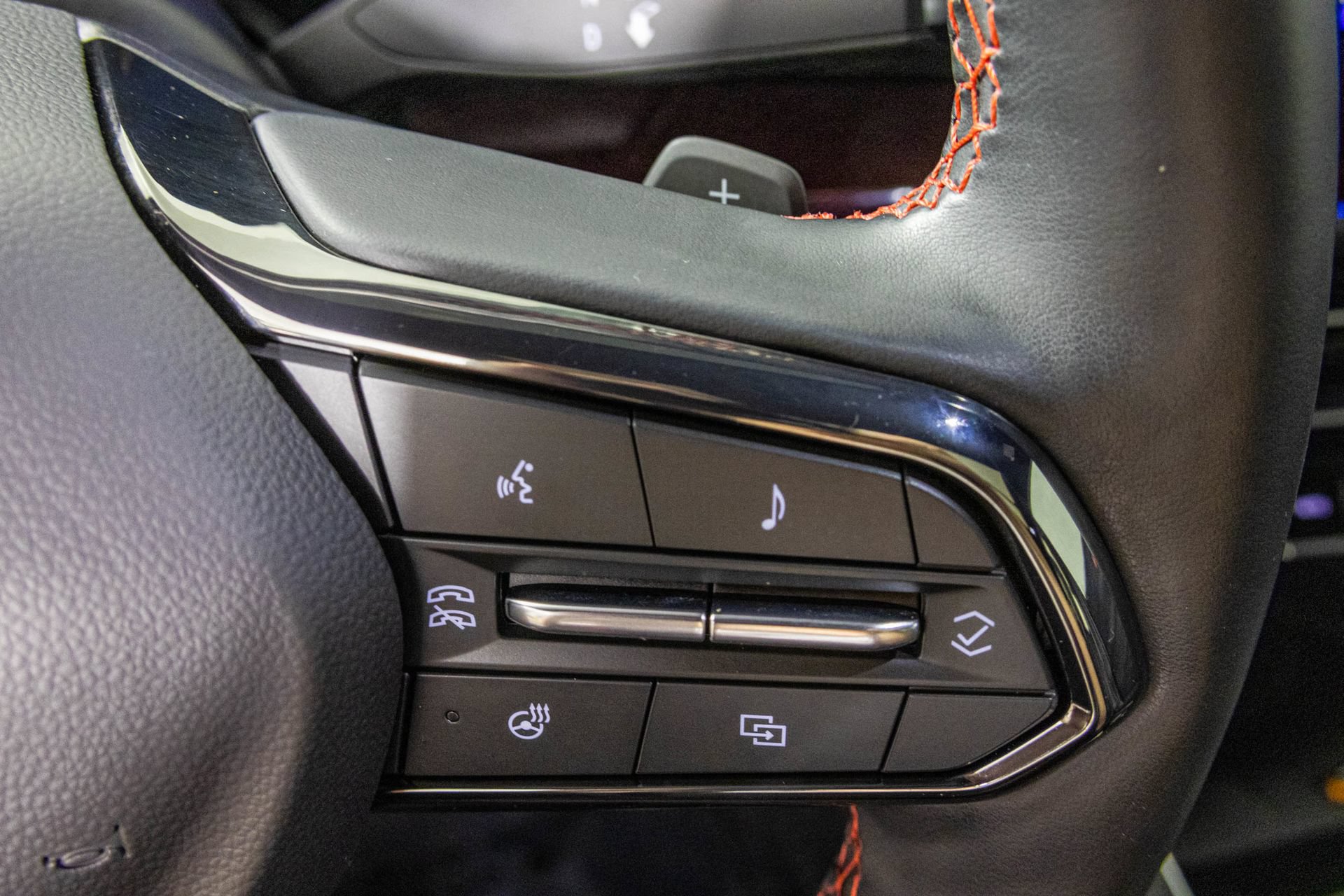 Used 2024 Chevrolet Traverse RS FWD image 35