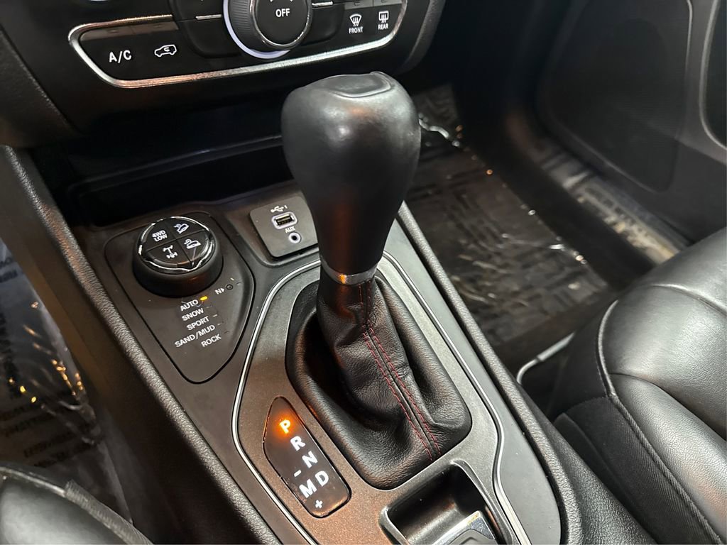 Used 2020 Jeep Cherokee Trailhawk image 28