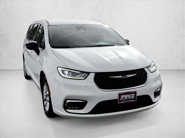 Used 2024 Chrysler Pacifica Touring-L image 3