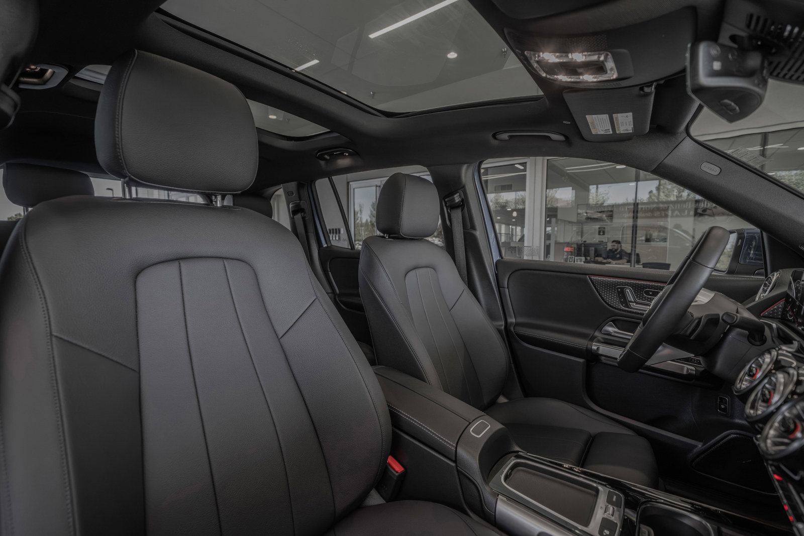 Used 2025 Mercedes-Benz GLB 250 4MATIC image 29