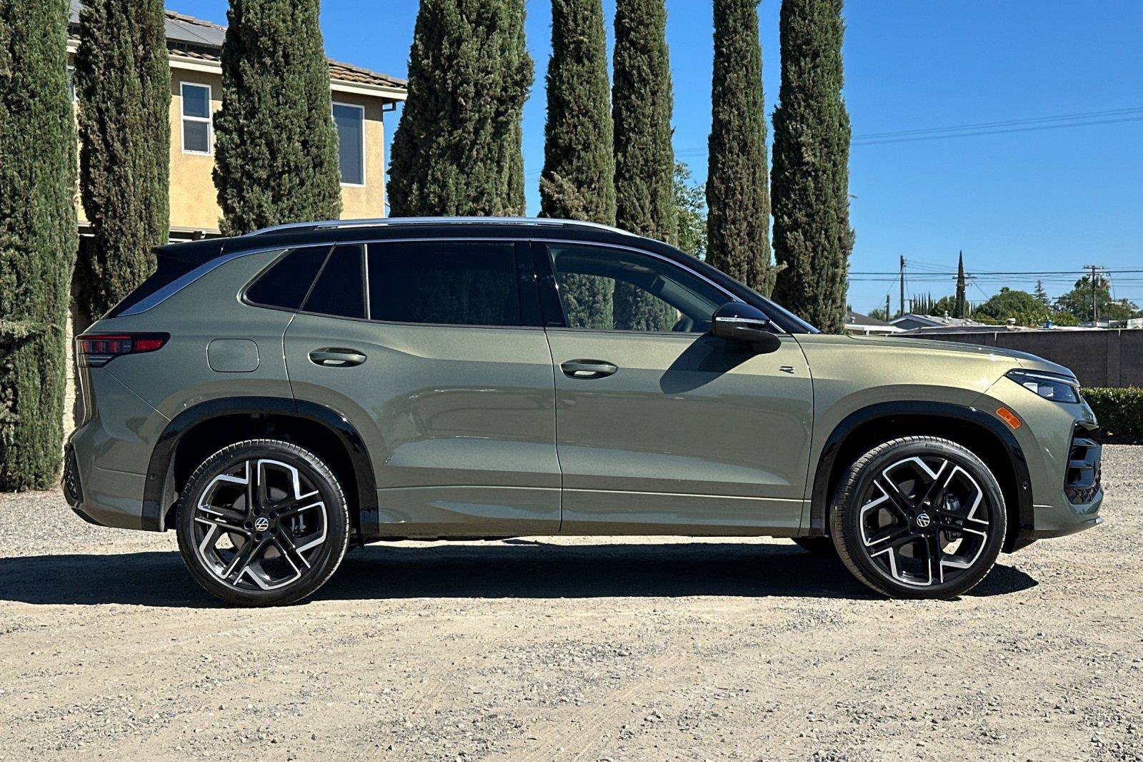 New 2026 Volkswagen Tiguan SEL R-Line AWD/4WD image 3
