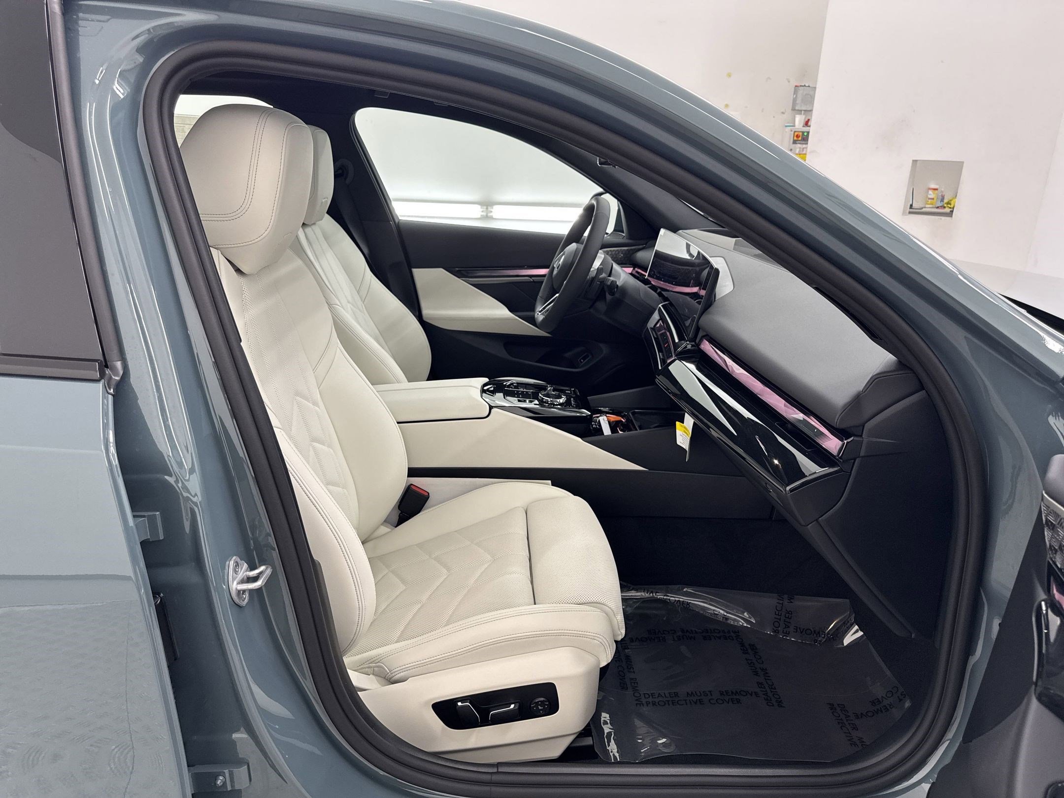 New 2026 BMW 550e xDrive w/ Executive Package image 31