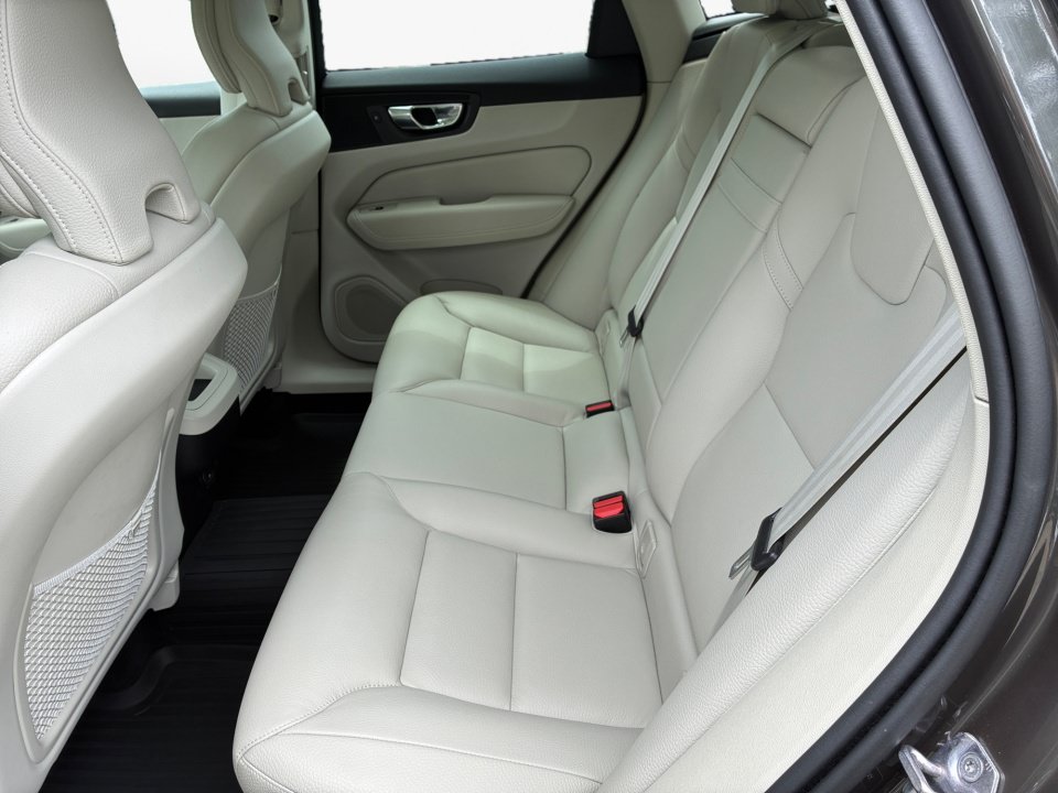 Used 2022 Volvo XC60 B5 Momentum w/ Protection Package Premier FWD image 13