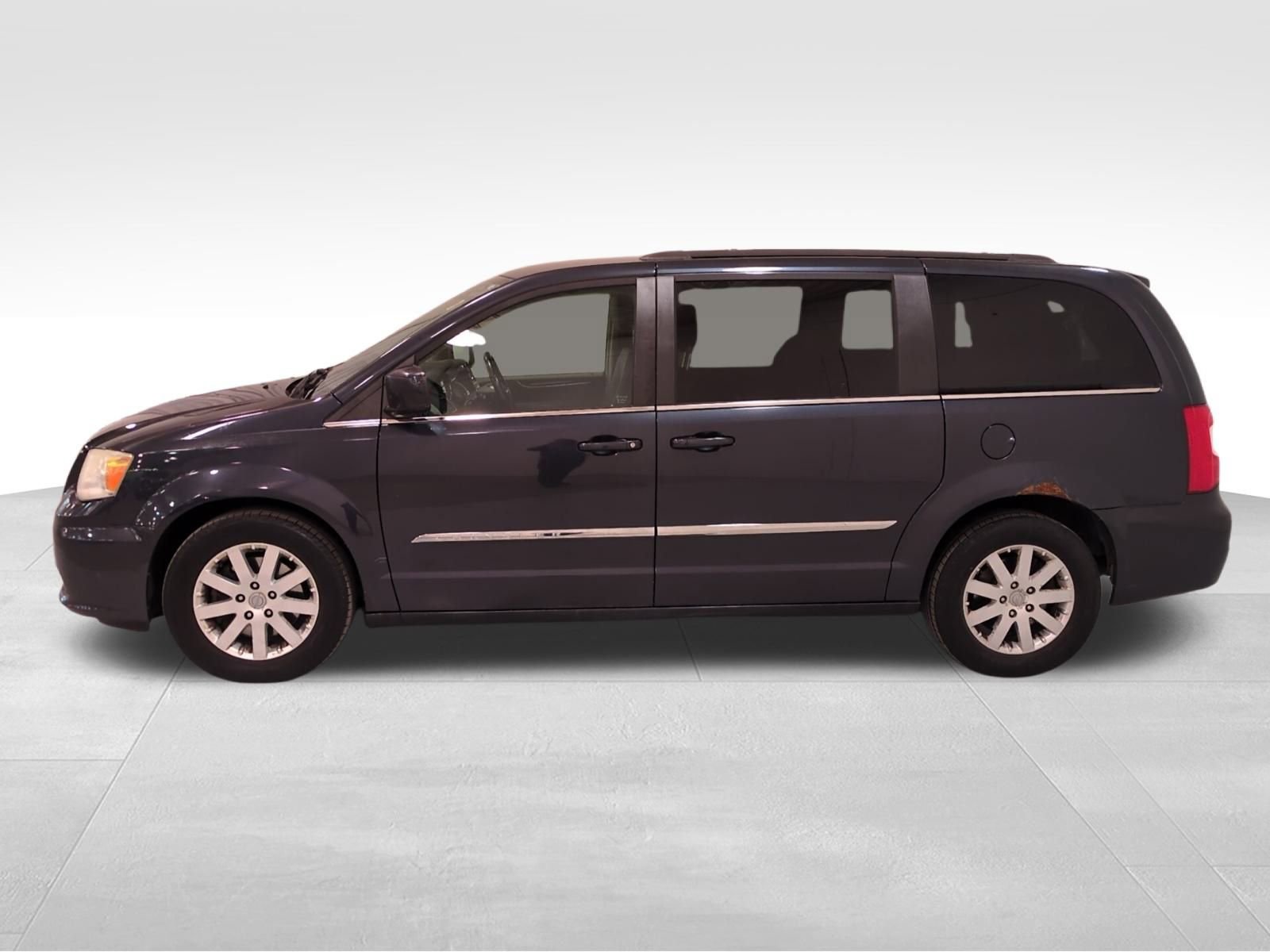 Used 2014 Chrysler Town & Country Touring image 6