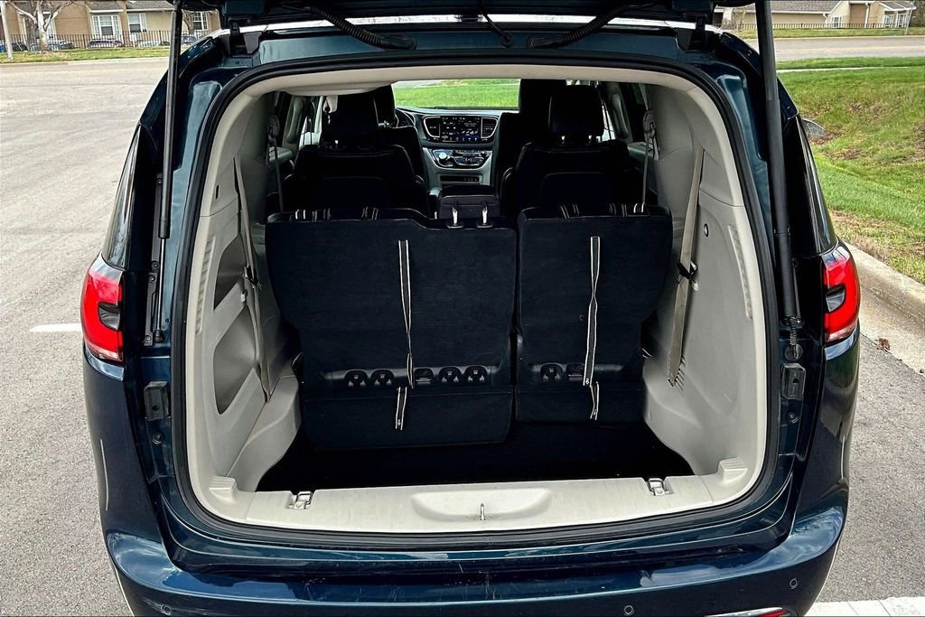 Used 2023 Chrysler Pacifica Touring-L FWD image 7