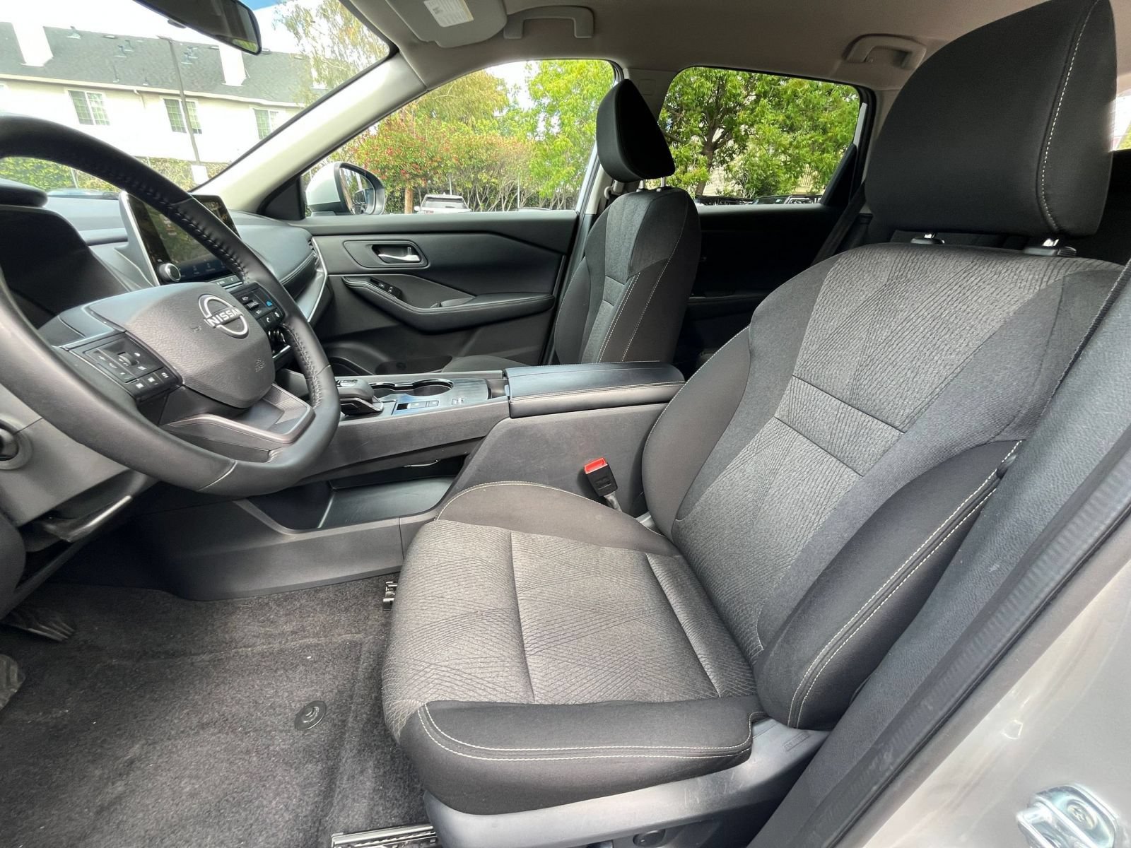 Used 2025 Nissan Rogue SV FWD image 28