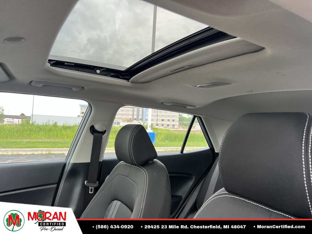 Used 2023 Hyundai Venue SEL FWD image 18