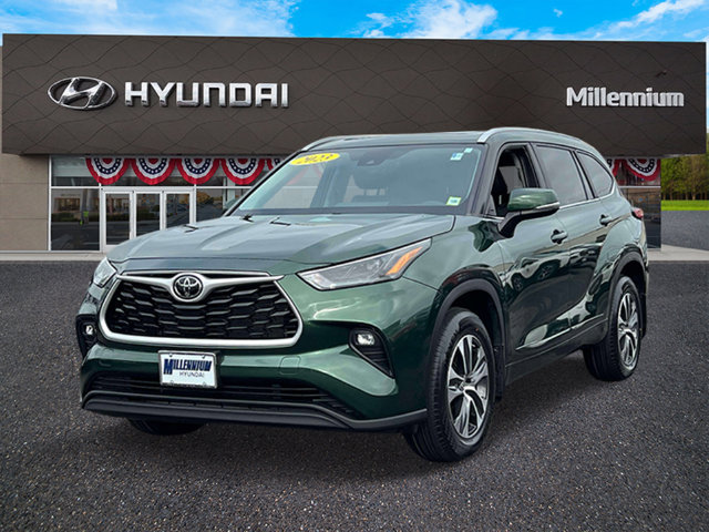 Used 2023 Toyota Highlander XLE AWD/4WD image 4