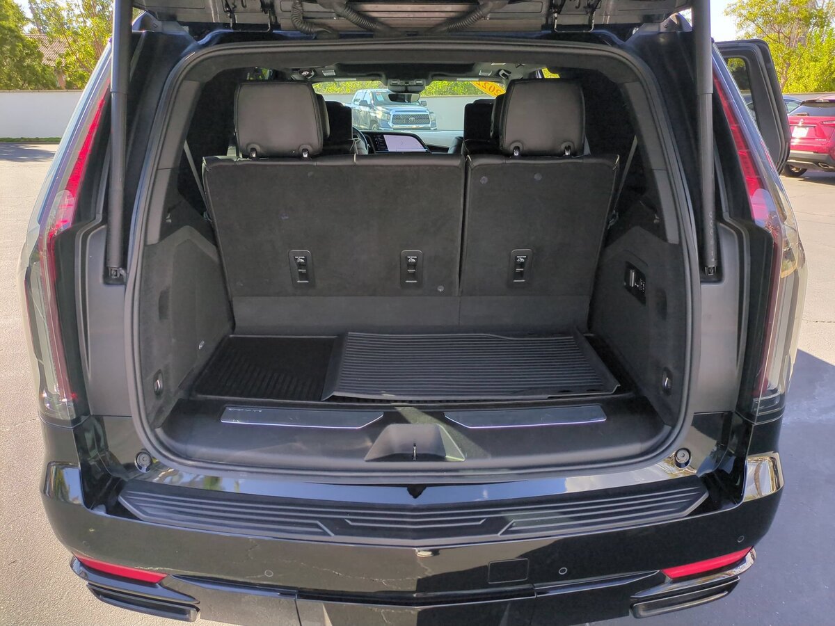 Used 2022 Cadillac Escalade Sport Platinum w/ Heavy-Duty Trailer Package AWD/4WD image 29