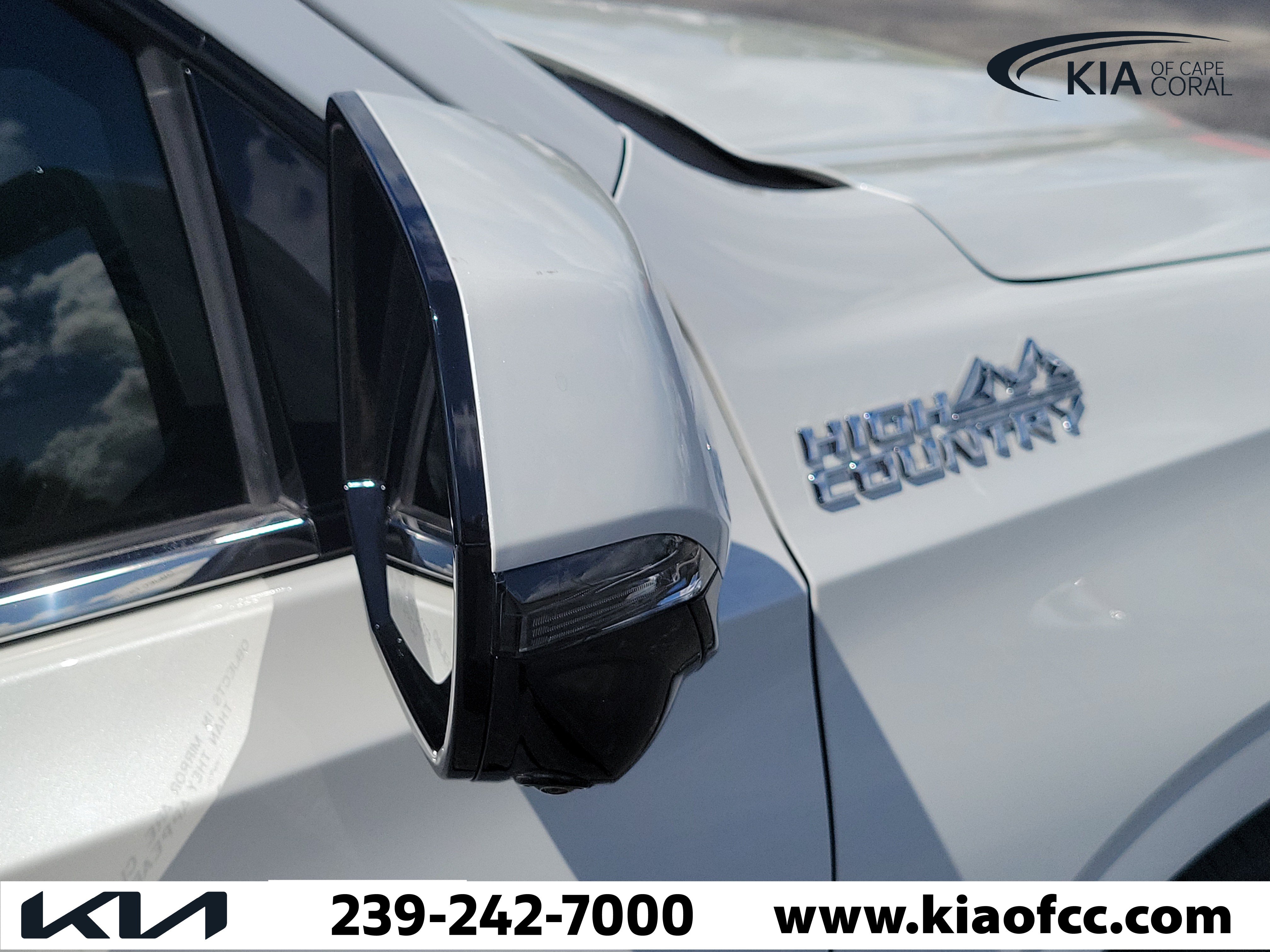Used 2022 Chevrolet Suburban High Country RWD image 9