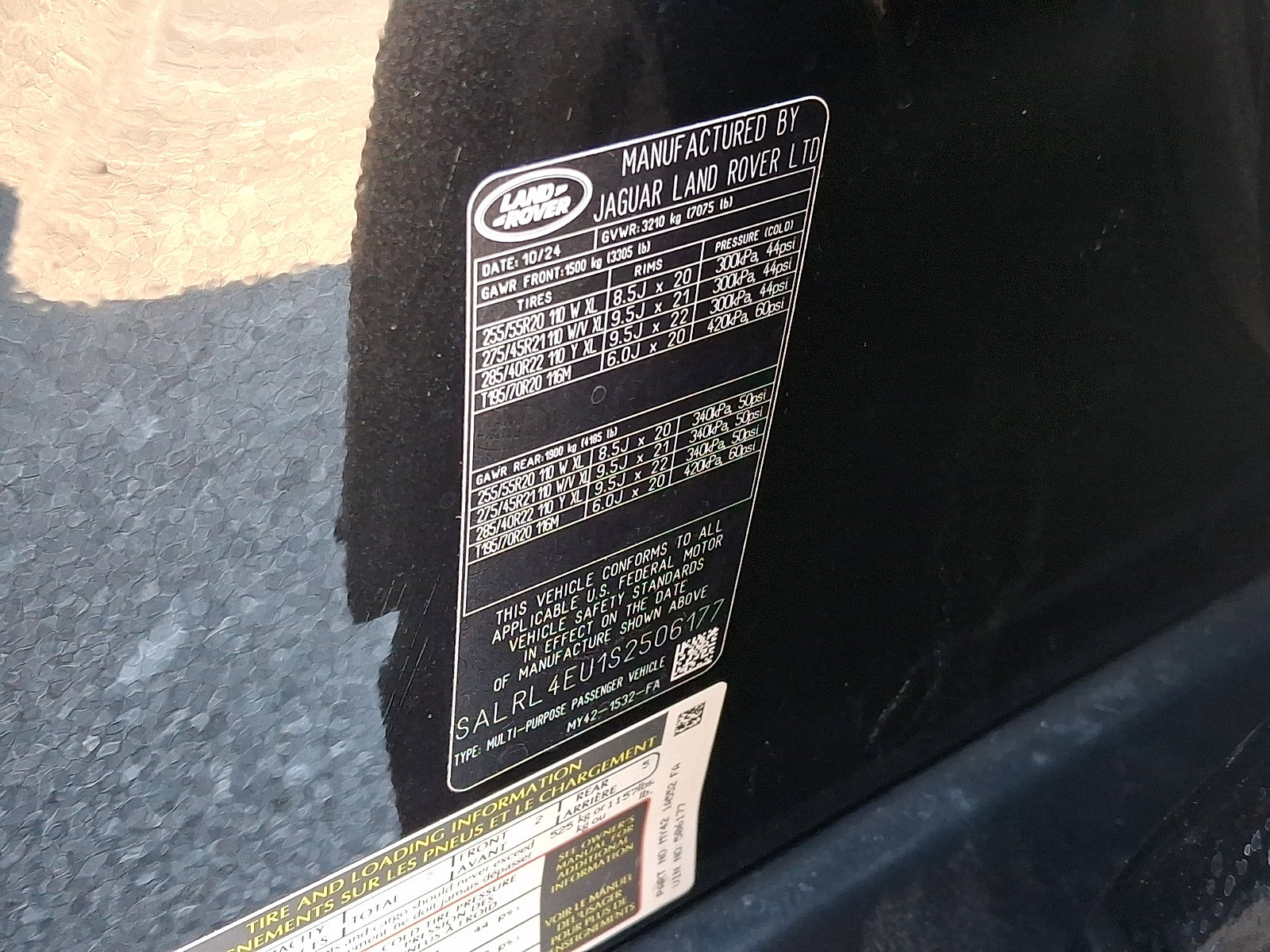 Used 2025 Land Rover Discovery Dynamic SE image 26