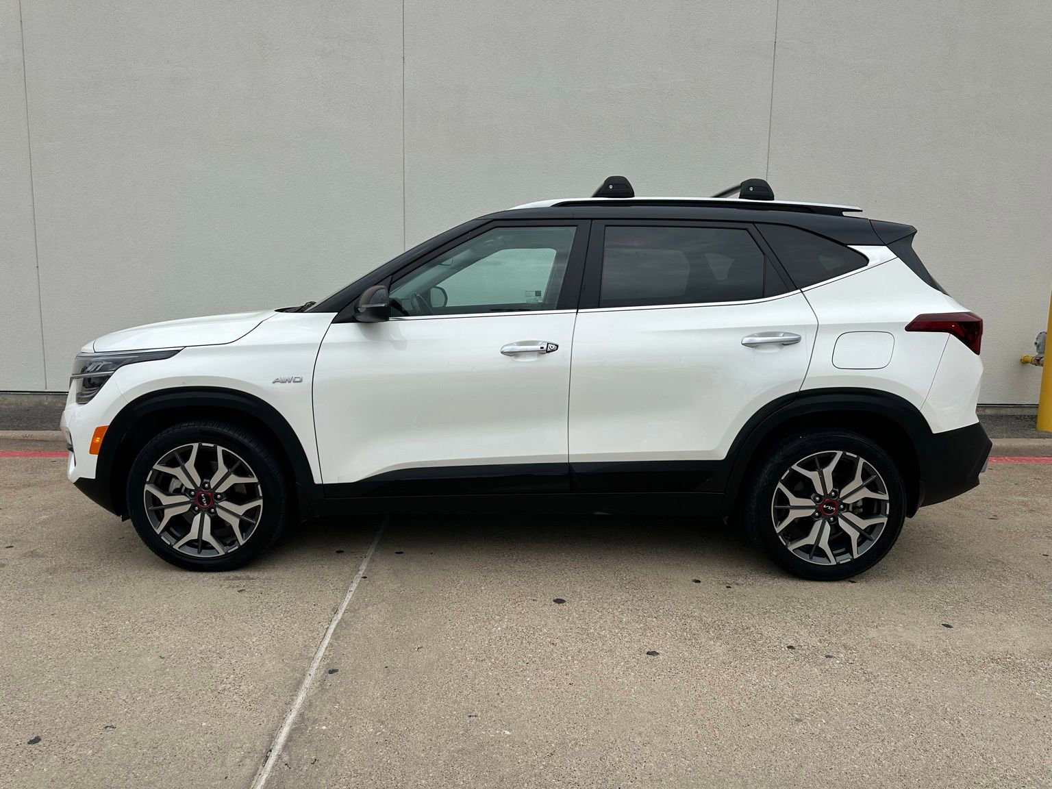 Used 2023 Kia Seltos SX image 2