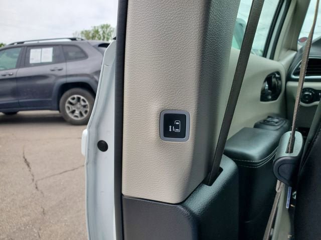 Used 2022 Chrysler Pacifica Limited FWD image 30