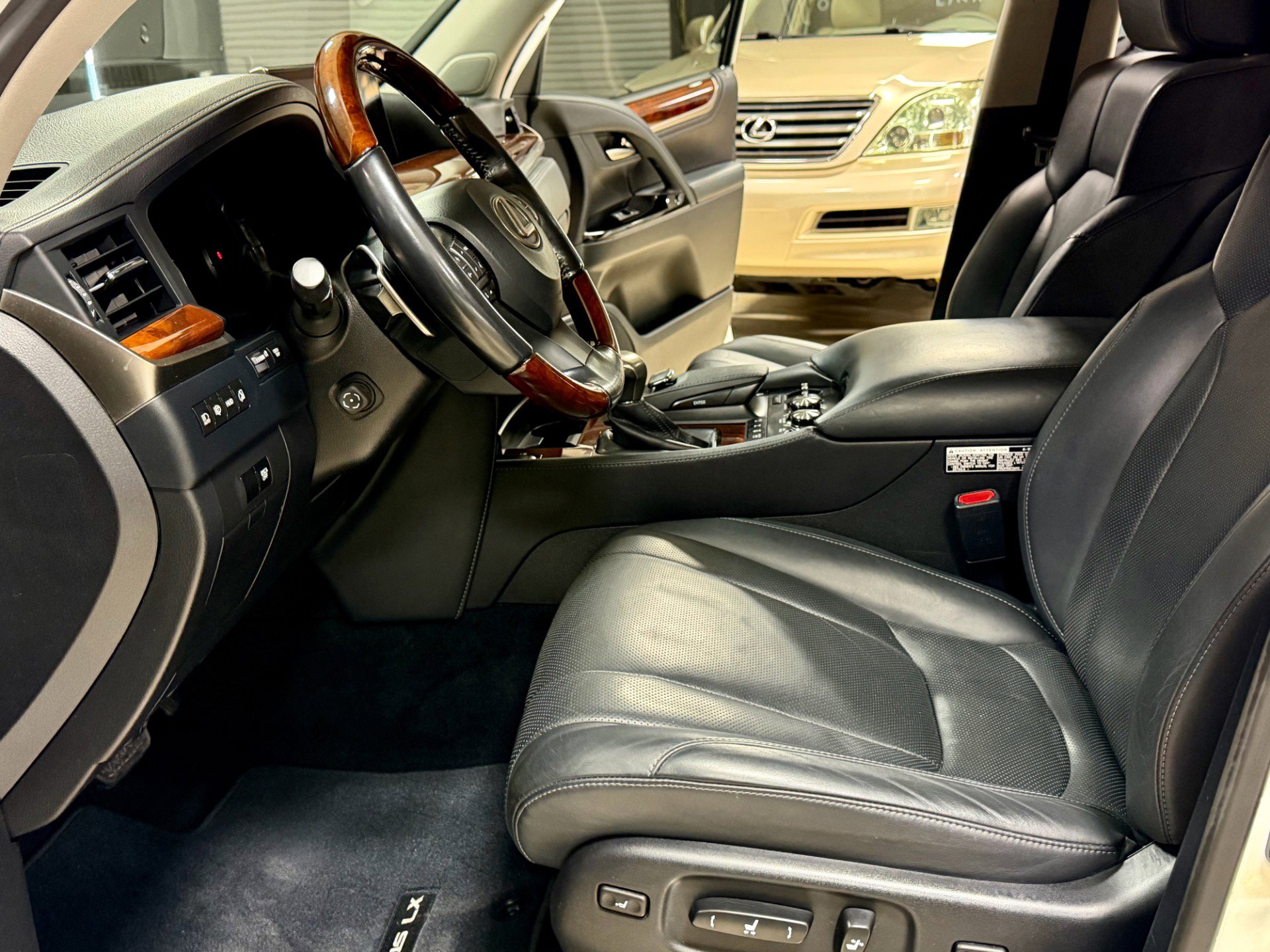 Used 2016 Lexus LX 570 4WD image 21