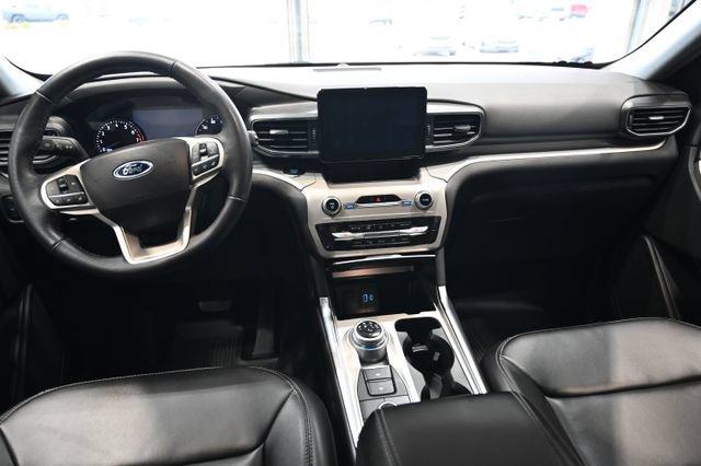 Used 2022 Ford Explorer XLT w/ Equipment Group 202A AWD/4WD image 13