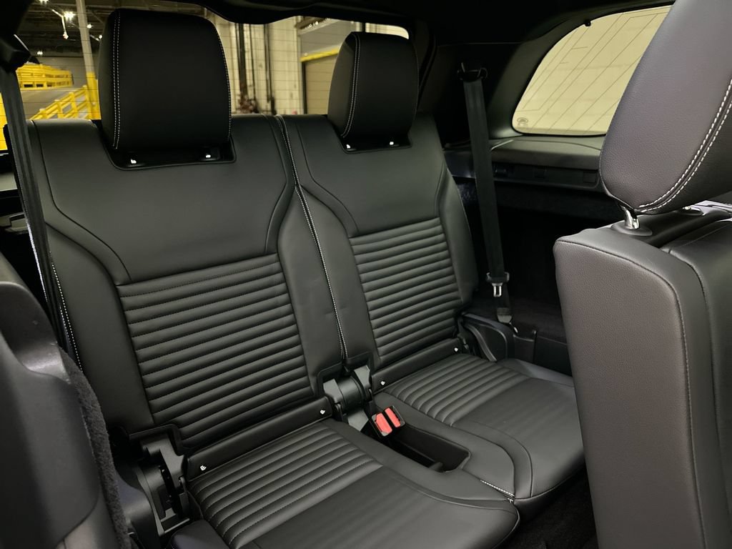 Certified 2025 Land Rover Discovery S AWD/4WD image 20