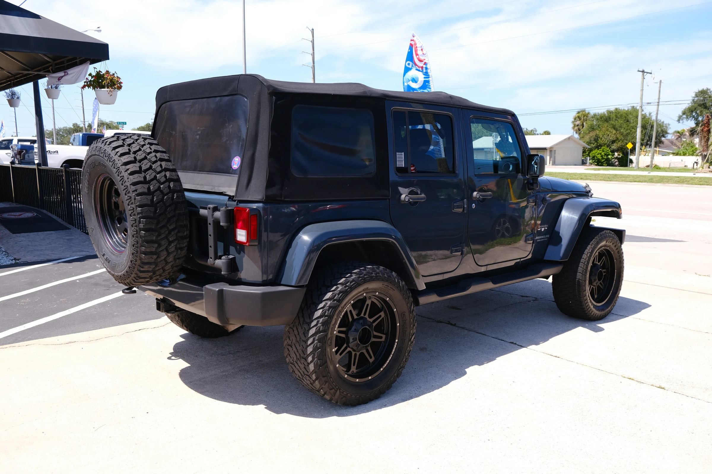 Used 2017 Jeep Wrangler Unlimited Sahara w/ Connectivity Group AWD/4WD image 5