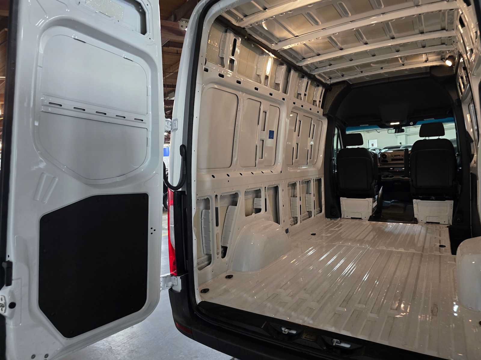 Used 2025 Mercedes-Benz Sprinter 2500 image 18